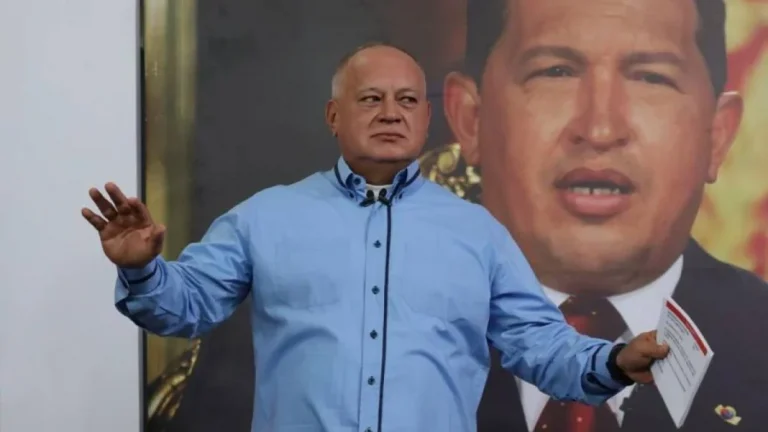 Cabello: hubo negociación en salida de asilados en embajada de Argentina