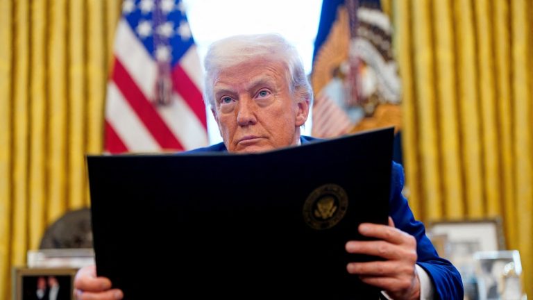 Trump firma orden ejecutiva del primer programa nacional de autodeportaciones
