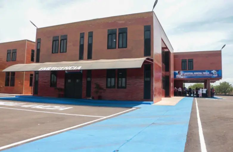 El gobernador del estado Falcón, Victor Clark, visitó este jueves el nuevo hospital "María Auxiliadora Muyale de Serafín de Dabajuro
