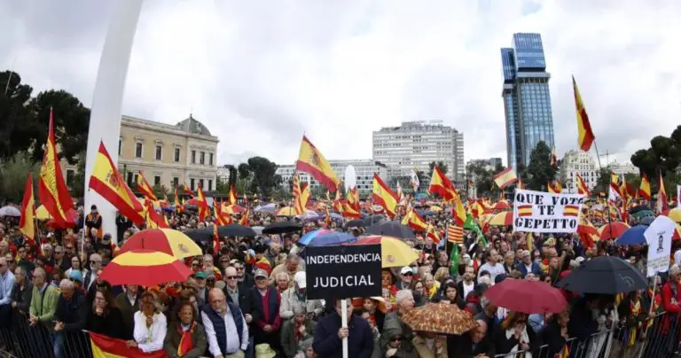 Miles de españoles exigen la dimisión de Pedro Sánchez