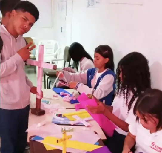 En un esfuerzo por preservar y difundir las tradiciones culturales venezolanas, estudiantes del liceo Inces participaron en un taller sobre la Cruz de Mayo.