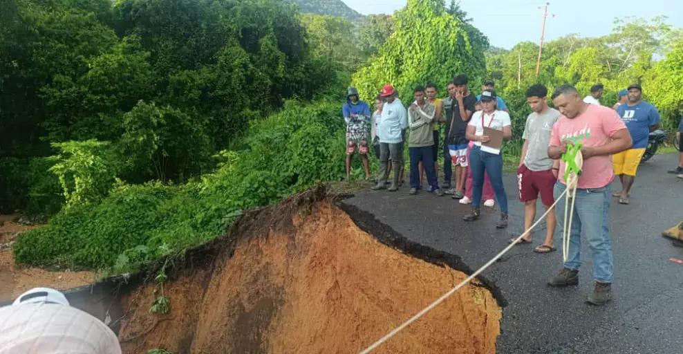 Este miércoles una alcantarilla metálica corrugada de 1.65 metros de diámetro colapsó en la vía que conecta Capadare y La Paloma en el municipio Acosta.