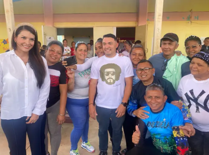 El Alcalde del municipio Miranda, Henry Hernández, ejerció su derecho al voto en el Ceis Miguel López García de Cruz Verde.