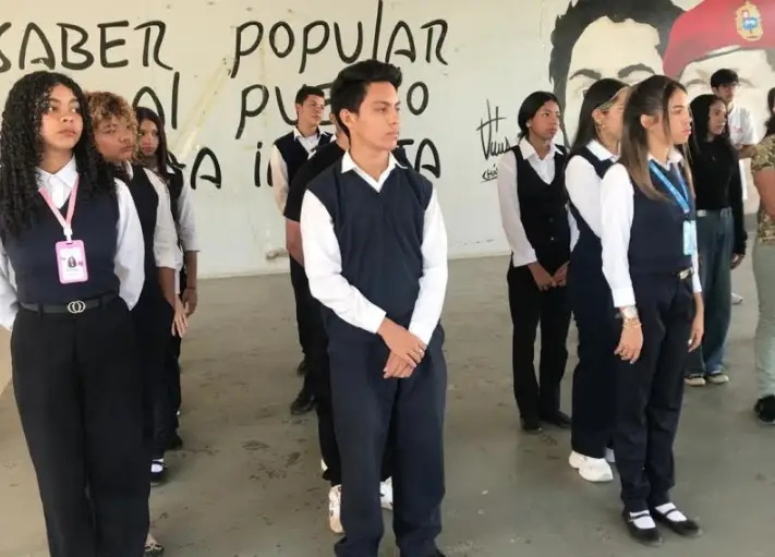 En el CFS "José Leonardo Chirino" del Inces, se dio inicio a la semana, rindiendo honores al Himno Nacional "Gloria al Bravo Pueblo".