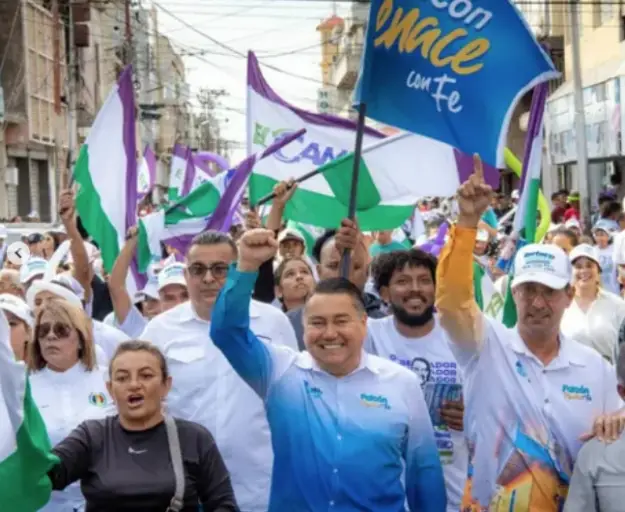 El candidato a la gobernación de Falcón Javier Bertucci se reunió con los habitantes de Punto Fijo donde expresó su confianza sobre el próximo 25 de mayo.