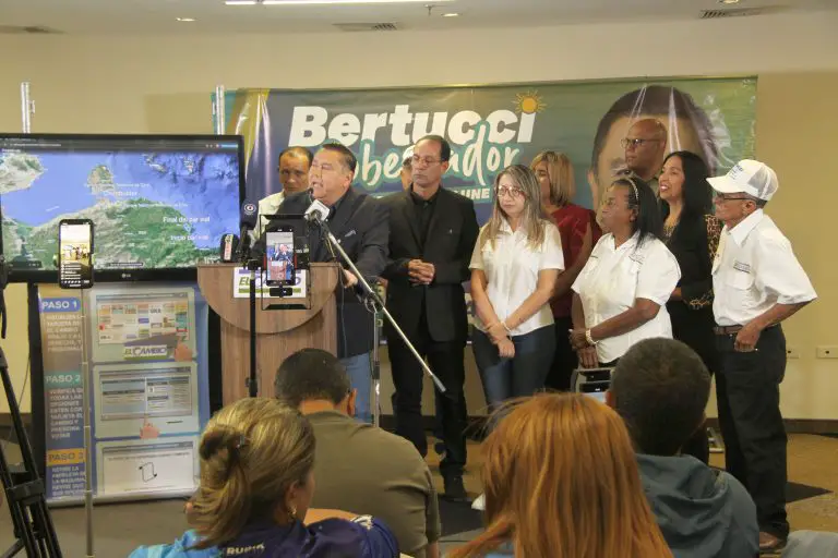 El candidato a la Gobernación de Falcón, Javier Bertucci, asegura en rueda de prensa este martes que el 25 de mayo llegará el cambio a Falcón.