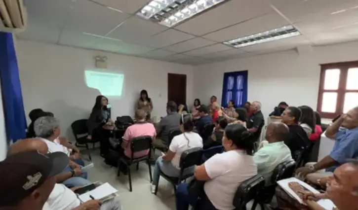 Con el objetivo de fortalecer el Sistema de Justicia de Paz Comunal, se llevan a cabo talleres dirigidos a las juezas y jueces de paz de 40 comunas.
