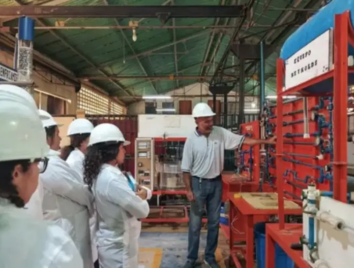 Estudiantes de 4.º y 5.º año visitaron las instalaciones del laboratorio de procesos químicos y el laboratorio de química de la Uptag.