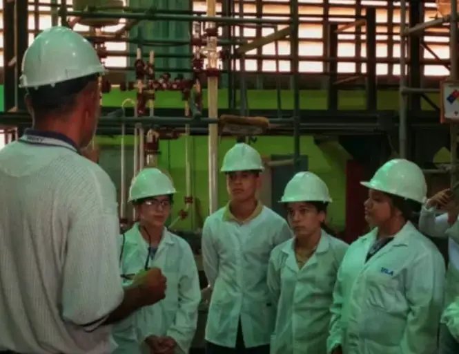 Estudiantes de 4.º y 5.º año visitaron las instalaciones del laboratorio de procesos químicos y el laboratorio de química de la Uptag.