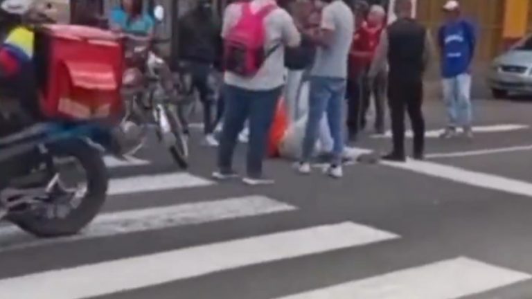 Colector lanzó de la buseta a un adulto mayor (+DETALLES)
