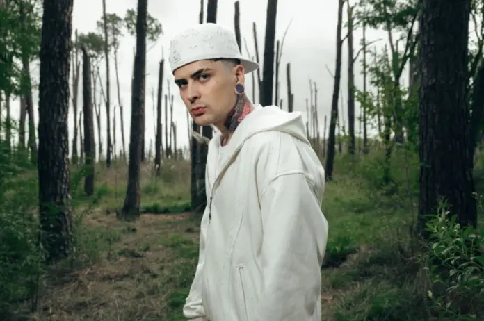 El artista argentino LIT killah presenta su nuevo sencillo FIAMORE, su primera incursión en el género romántico. El videoclip está protagonizado por su novia