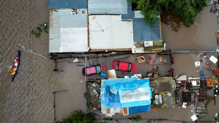Dos muertos y 4.100 evacuados por temporal en Argentina