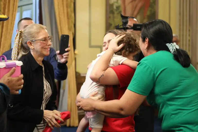VIDEO Reencuentro de Maikelys Espinoza con su mamá