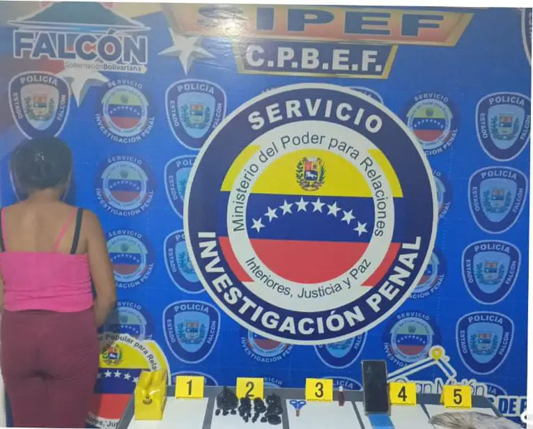 Falcón | Detenida mujer con droga, su acompañante huyó