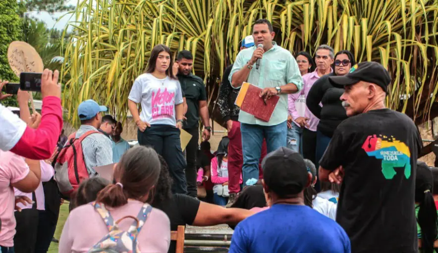 Como parte del recorrido popular realizado por el candidato por el GPPSB a la Gobernación de Falcón Víctor Clark, por la Sierra visitó el municipio Petit.