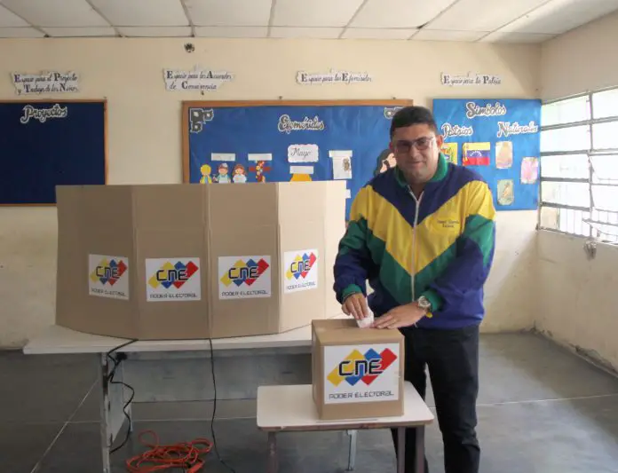 El candidato a la Gobernación de Falcón por la Alianza Democrática, Oscar García, votó en la EPB Diego León Zuniaga de Coro.