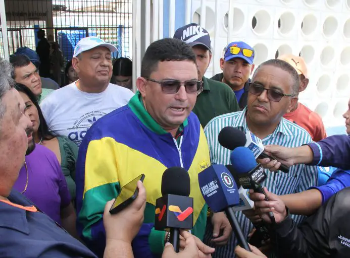 El candidato a la Gobernación de Falcón por la Alianza Democrática, Oscar García, votó en la EPB Diego León Zuniaga de Coro.