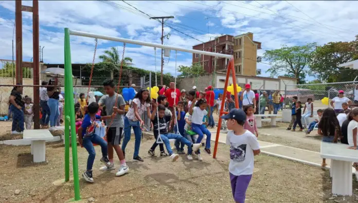 Como parte de lo instruido por el presidente Nicolás Maduro, la alcaldía de Federación entregó el financiamiento del segundo lugar de proyectos.