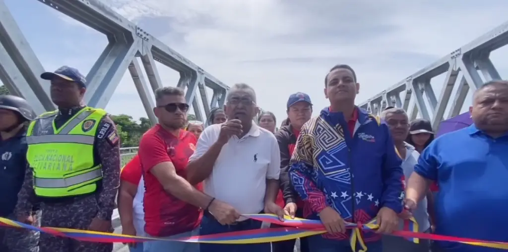 El Ministerio del poder popular para el Transporte cumplió con la instalación del puente metálico Río Cocuiza totalmente nuevo.