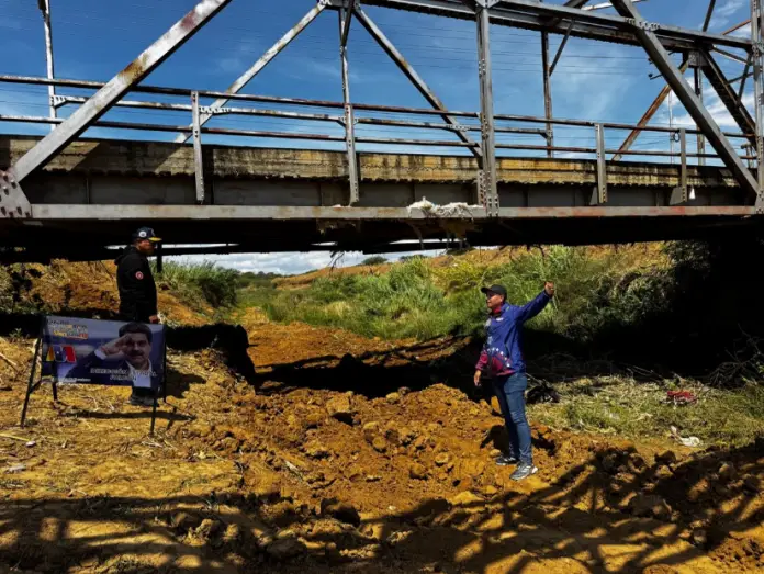 Como de las acciones efectuadas de forma conjunta hacen limpieza, remoción de capa vegetal y mantenimiento al canal del río Coro a la altura de Los Olivos.