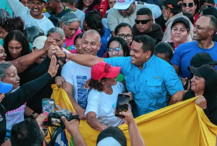 Para cerrar la agenda de campaña de este miércoles, Víctor Clark se fue a un casa a casa por la comunidad de Las Calderas en el municipio Colina.
