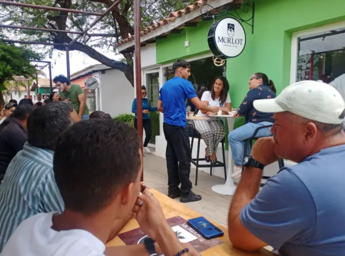 En los espacios de Los Solares de Casa Lugo, en el centro histórico de Casa Lugo, "Merlot, vinos&tapas" incorporó el tradicional café