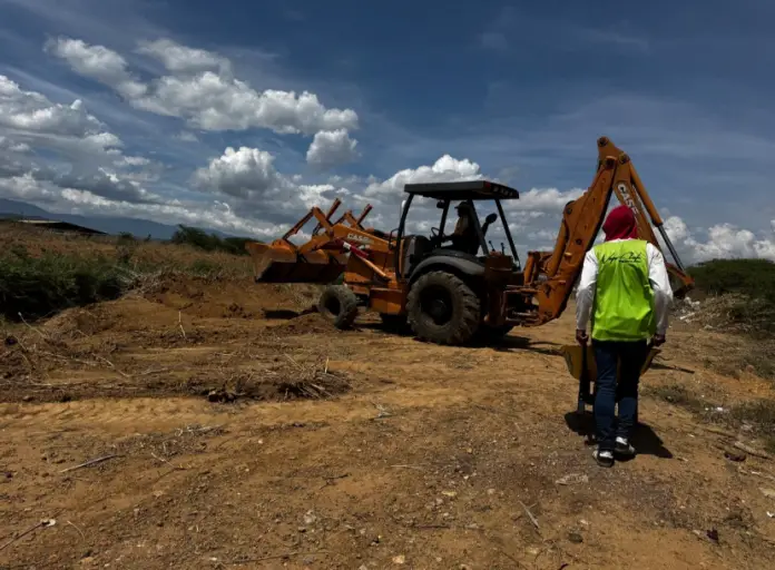 Como de las acciones efectuadas de forma conjunta hacen limpieza, remoción de capa vegetal y mantenimiento al canal del río Coro a la altura de Los Olivos.