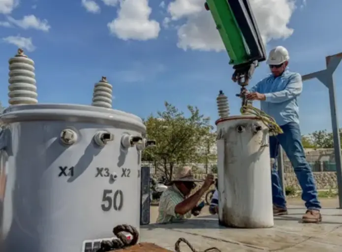 Como parte del despliegue de atención que realiza Corpoelec y la Alcaldía de Colina, sustituyeron un transformador de 50KVA en la zona Sur de La Vela.