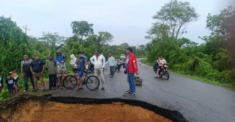 Restricción de paso hacia Capadare por colapso de alcantarilla