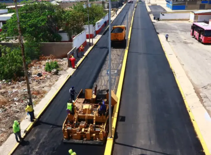 Más de mil 600 toneladas de asfalto están siendo colocadas en avenidas y calles del municipio Carirubana, de acuerdo a información aportada por Vías de Falcón.