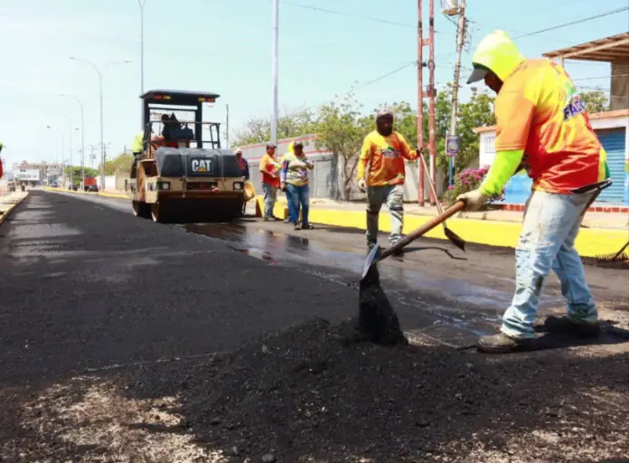 Más de mil 600 toneladas de asfalto están siendo colocadas en avenidas y calles del municipio Carirubana, de acuerdo a información aportada por Vías de Falcón.