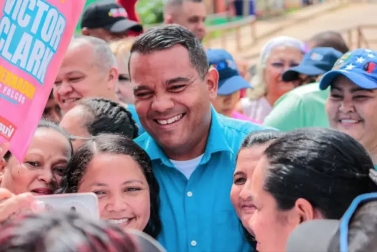 Este jueves, el candidato del GPPSB a la Gobernación de Falcón, Víctor Clark, se fue para el municipio Mauroa, en donde la campaña electoral toma calor.