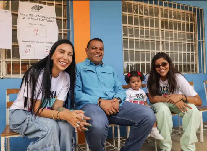 El candidato a la reelección de Falcón por el Gran Polo Patriótico, Víctor Clark, ejerció su derecho al voto.