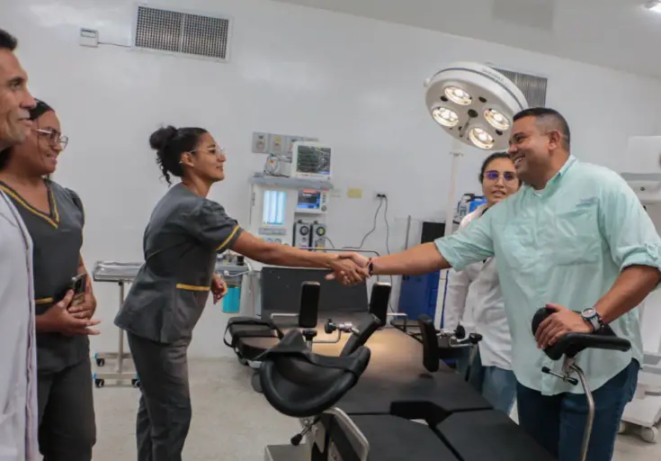El gobernador del estado Falcón, Victor Clark, visitó este jueves el nuevo hospital "María Auxiliadora Muyale de Serafín de Dabajuro