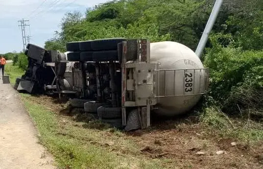 Vuelco de gandola con material peligroso deja un lesionado