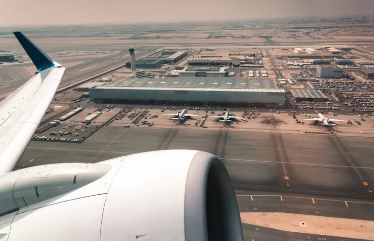 Qatar cierra su espacio aéreo en medio de ataques