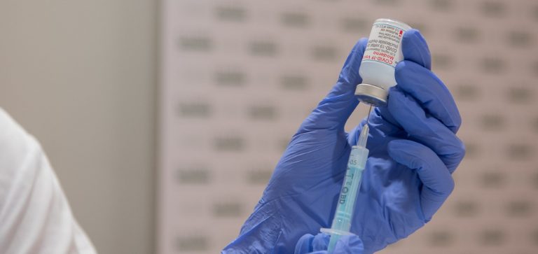 Nueva variante de COVID-19 puede ser contenida con vacunas actuales