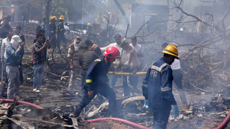 Aumentó a 310 el número de fallecidos tras accidente aéreo en la India