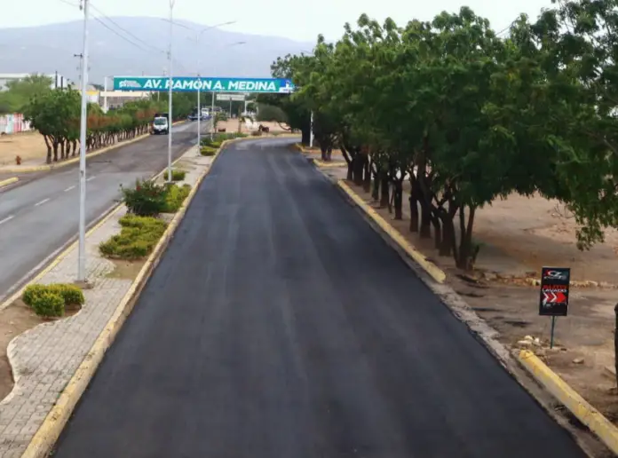 Pauli Durango anunció que la colocación de asfalto de la avenida Ramón Antonio Medina en Coro lleva un 40% de avance