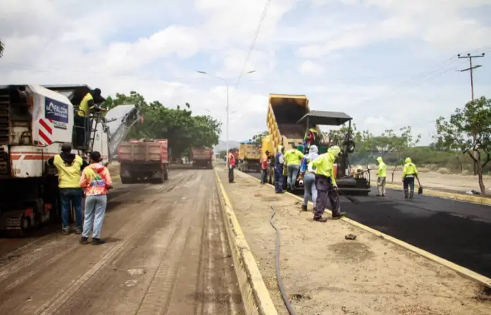 La intervención de la av. Ramón Antonio Medina de Coro sigue avanzando en la colocación de más de 4 mil toneladas de asfaltos.
