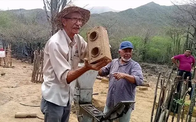 El profesor Víctor Piñero, realizó una actividad con la ASOPROAPUQ en el sector Anima de Rosa, parroquia Guzmán Guillermo.