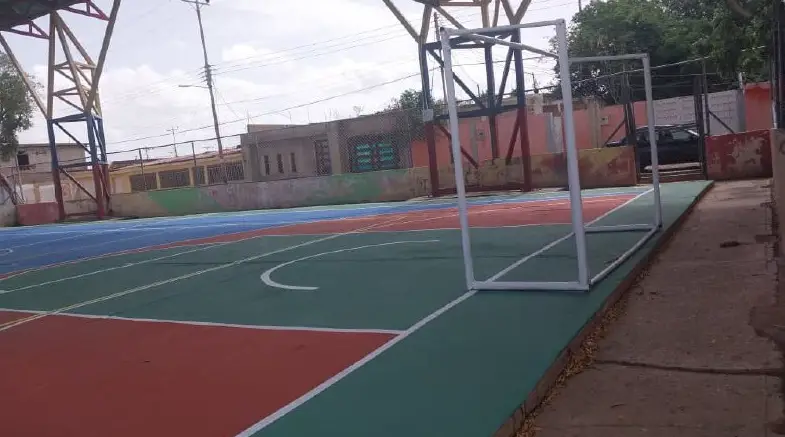 Los vecinos y usuarios de la cancha del Club Inca reclaman la culminación de las mejoras de las instalaciones.