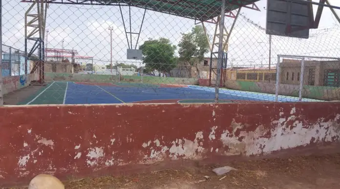 Los vecinos y usuarios de la cancha del Club Inca reclaman la culminación de las mejoras de las instalaciones.