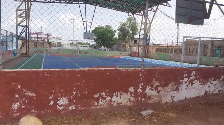 Habitantes de Cruz Verde reclaman culminación de las mejoras de cancha Club Inca