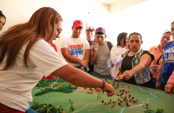 En el recorrido realizado por el territorio de seis comunas del municipio Mauroa del estado Falcón, se contactó el compromiso y la vehemencia del poder popular organizado por hacer realidad los proyectos ganadores de las consultas populares nacionales.