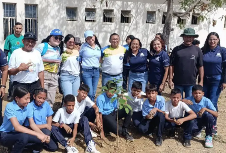 El equipo ecosocialista Faldón llevó a cabo una jornada con el consejo ecosocialista de la comuna Elida Bustillos del sector Cruz Verde.