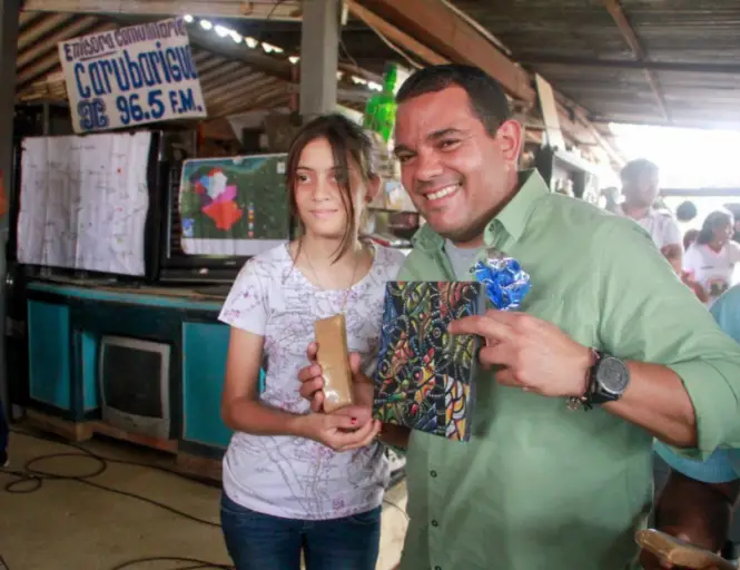 El gobernador Víctor Clark enfocado en la premisa de "¡Menos escritorio y más Territorio!", se fue al municipio Colina para trabajar.