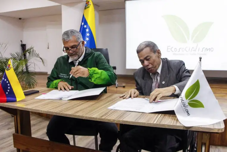 La Universidad del Ambiente se comprometió este martes a la formación masiva de al menos 5 mil estudiantes en carreras de gestión ambiental