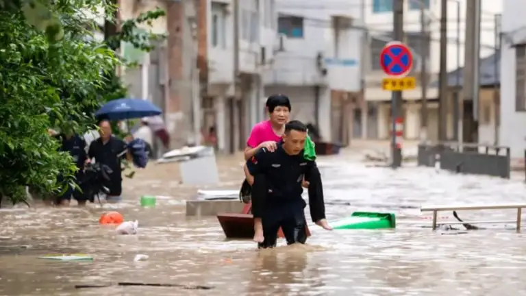 Más de 80.000 evacuados por graves inundaciones en China (VIDEO)