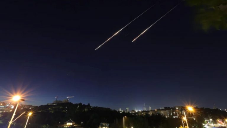 Misiles iraníes impactan objetivos estratégicos en Haifa y Tel Aviv